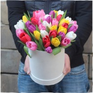 Шляпная коробка из разноцветных тюльпанов