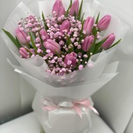 Розовые тюльпаны с гипсофилой